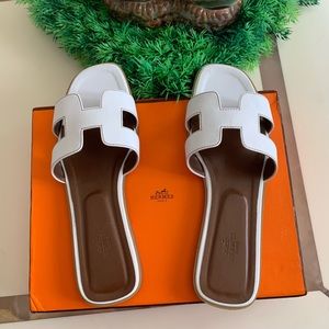White Leather ‘H’ Oran Sandals- size EU 41 ( US 39)